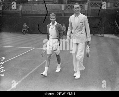 Austin rencontre Rogers à l'ouverture du tournoi de Wimbledon. H W Austin, le joueur de tennis numéro un en Grande-Bretagne, a rencontré G L Rogers, le géant des courts, sur le court central, lorsque les championnats d'Angleterre ont ouvert à Wimbledon. Spectacles photo, Austin se promelait au Centre court avec Rogers. 21 juin 1937 Banque D'Images