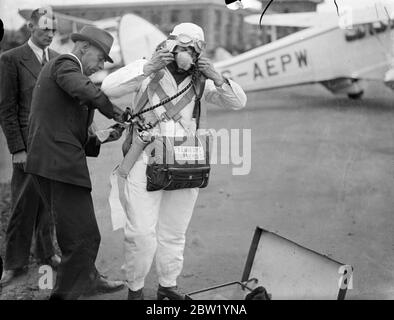 Un commis d'Ironmongers qui tente de record du monde pour un retard de chute de parachute. Un jeune monteur de Gynne Johns, 26 ans, d'Aberystwyth, a pris le départ de Croydon pour tenter d'obtenir un record mondial pour la chute tardive du parachute. Il s'occupe de monter à 20,000 pieds et de tomber à 18,000 pieds avant de libérer son parachute. Photos, Gwynne Johns, avec son parachute attaché, fixant son appareil à oxygène à Croydon. 22 juin 1937 Banque D'Images