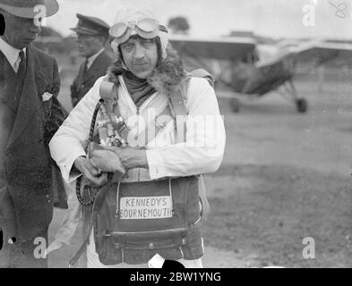 Un commis d'Ironmongers qui tente de record du monde pour un retard de chute de parachute. Un jeune monteur de Gynne Johns, 26 ans, d'Aberystwyth, a pris le départ de Croydon pour tenter d'obtenir un record mondial pour la chute tardive du parachute. Il s'occupe de monter à 20,000 pieds et de tomber à 18,000 pieds avant de libérer son parachute. Expositions de photos, Gwynne Johns, portant son équipement d'oxygène à Croydon. 22 juin 1937 Banque D'Images