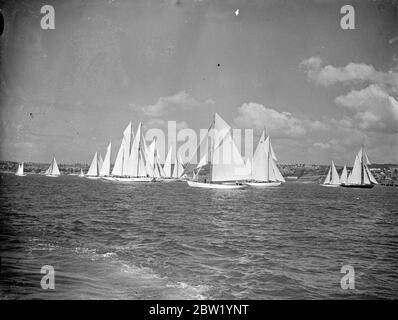 Course pour les gros croiseurs à la régate Torquay coronationa. Trois cent douze yachts, dont un est entré par le prince héritier OLAF de Norvège, participent à la régate internationale de couronnement qui a ouvert ses portes à Torquay. L'assemblage de l'artisanat est le plus grand de la mémoire de Torbay Yachtsman. Photos, croiseurs de plus de 75 tonnes peu après le début de leur course. 19 juin 1937 Banque D'Images