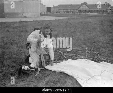 Un commis d'Ironmongers qui tente de record du monde pour un retard de chute de parachute. Un jeune monteur de Gynne Johns, 26 ans, d'Aberystwyth, a pris le départ de Croydon pour tenter d'obtenir un record mondial pour la chute tardive du parachute. Il s'occupe de monter à 20,000 pieds et de tomber à 18,000 pieds avant de libérer son parachute. Expositions de photos, Gwynne Johns, préparant son parachute à Croydon. 22 juin 1937 Banque D'Images