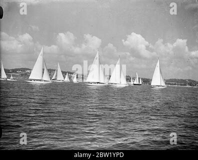 Course pour les gros croiseurs à la régate Torquay coronationa. Trois cent douze yachts, dont un est entré par le prince héritier OLAF de Norvège, participent à la régate internationale de couronnement qui a ouvert ses portes à Torquay. L'assemblage de l'artisanat est le plus grand de la mémoire de Torbay Yachtsman. Photos, croiseurs de plus de 75 tonnes peu après le début de leur course. 19 juin 1937 Banque D'Images