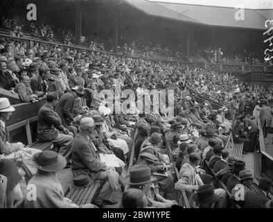 Les montres de la foule jouent sur le court du centre à l'ouverture de Wimbledon. Immense foule de Center court à Wimbledon pour voir H W Austin, le joueur numéro un de Grande-Bretagne, rencontrer G L Rogers dans le premier match des championnats d'Angleterre. Des spectacles photo, la grande foule regardant une pièce sur le court du Centre. 21 juin 1937 Banque D'Images