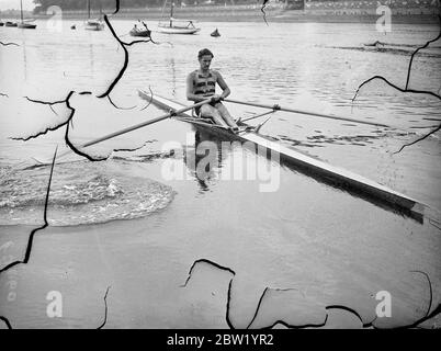 J. F. Coulson, du Toronto Rowing Club, Canada, s'entraîne sur la Tamise à Putney pour participer aux Diamond Sculls à Henley Regatta. 19 juin 1937 Banque D'Images