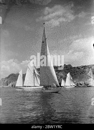 Grands yachts à Torbay international Regatta. Des yachts gracieux appartenant à la classe des 75 tonnes et plus, se dressent contre les falaises de Torbay à la régate de Coronation internationale. Foreground (46) est « Minstrel », M. Jeffrey Hawkes Cutter 75 tonnes. Derrière (36) se trouve 'Thendare', cent 45 tonnes de katch, appartenant à M. A S i jeune et à droite de fond est 'Albyn', un ketch , appartenant à M. Robert French. 20 juin 1937 Banque D'Images