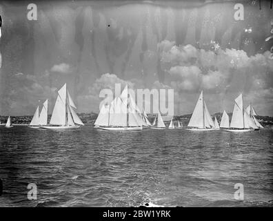 Course pour les gros croiseurs à la régate Torquay coronationa. Trois cent douze yachts, dont un est entré par le prince héritier OLAF de Norvège, participent à la régate internationale de couronnement qui a ouvert ses portes à Torquay. L'assemblage de l'artisanat est le plus grand de la mémoire de Torbay Yachtsman. Photos, croiseurs de plus de 75 tonnes peu après le début de leur course. 19 juin 1937 Banque D'Images