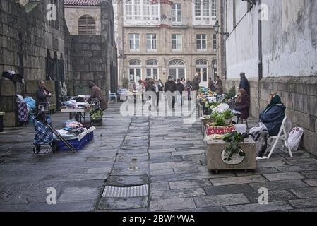 Marché traditionnel avec des vendeurs locaux humbles de plein air de Saint-Jacques-de-Compostelle, Galice, par un froid jour d'hiver, 2019 Banque D'Images