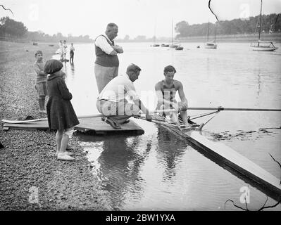 J. F. Coulson, du Toronto Rowing Club, Canada, s'entraîne sur la Tamise à Putney pour participer aux Diamond Sculls à Henley Regatta. Les bossy Phelps et Ted Phelps atterrissez une main. 19 juin 1937 Banque D'Images