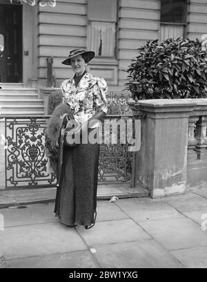 Mme Olga Collett part pour Ascot pour donner le premier commentaire d'une femme sur l'hippodrome. Mme Olga Collett a quitté son domicile de Londres pour qu'Ascot soit la première femme à donner un commentaire de la BBC sur une réunion de course. Mme Collett a été choisie pour décrire les scènes et les robes du jour de la coupe d'or pour le point de vue d'une femme. Mme Collett, a été précédemment diffusée les discussions du matin, est une superviseure de 650 femmes employées dans une grande entreprise londonienne. Si la présente expérience est réussie, elle sera répétée pour des événements similaires ultérieurs. Le mari de Mme Collett, le chef de l'escadron S. B. Collett, fils du lord Mayor de Londres, était Banque D'Images