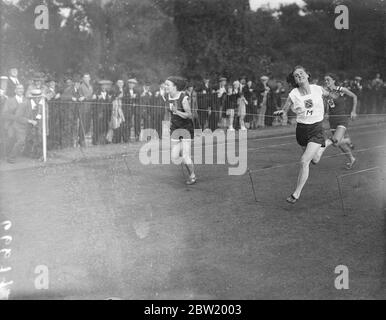 La Surrey County Women's amateur Athletic Association a rencontré la Middlesex County Women's Athletic Association dans un match intercomté à Battersea Park, Londres. Mlle D. Cook (Middlesex) a remporté la course de 100 mètres dans ce style spectaculaire de Miss B. Burke (Surrey), la championne sud-africaine. 20 juillet 1937 Banque D'Images