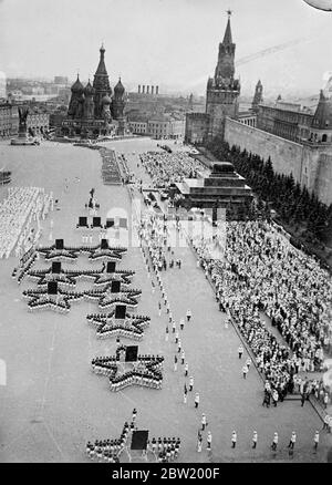 Des étoiles formées par des membres de la société des sports de locomotive se déplaçant à travers la place rouge en présence de Joseph Staline et d'autres membres du gouvernement soviétique. 40,000 athlètes de 11 républiques ont défilé triomphalement sur la place rouge dans un grand étalage pour célébrer le 20e anniversaire de la révolution. 18 juillet 1937. Banque D'Images