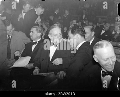 Max Schmeling et l'ambassadeur allemand von Ribbentrop, voient la victoire de Farr sur Neusel. Max Schmeling, le poids lourd allemand avec lequel il est possible que le Welshman soit assorti, a regardé Tommy Farr, a fait tomber son compatriote Walter Neusel, dans le troisième tour du match à la Harringay Arena, Londres. Photos: Max Schmeling s'est entretenir avec l'ambassadeur allemand Herr Joachim von Ribbentrop, au ringside du 15 juin 1937 Banque D'Images