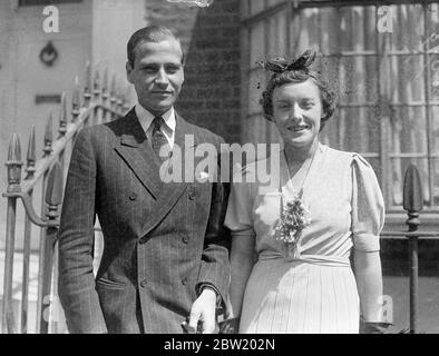 Mlle Margaret Campbell avec son fiancé, le prince Ludwig de Hessen après l'annonce de leur engagement. Elle est la fille d'un ancien ambassadeur britannique en Amérique, Sir Auckland Geddes, et la nièce de feu Sir Eric Geddes, à l'origine des mesures économiques d'après-guerre connues sous le nom de Geddes Ax. Il est le deuxième fils du Grand-Duc de Hessen et un grand petit-fils de la reine Victoria. 16 juillet 1937. Banque D'Images