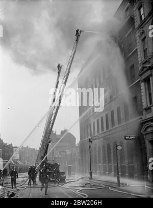 Un incendie impliquant les quatre étages d'un entrepôt Elephant and Castle china des Messirs courts a éclaté pendant l'heure de pointe. L'appel des pompiers a été diffusé et des policiers supplémentaires ont été appelés pour faire face à la circulation et à la foule. 18 juin 1937 Banque D'Images