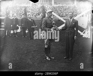 King présente la coupe d'or au champion Miller, Terry Horsman à Olympia. Le seul participant français gagne. Le Roi, qui a assisté au spectacle international du Cheval avec la Reine et les Princesses, a présenté la coupe d'or du Roi George V au Capitaine Xavier Bizard, de l'École de Cavalerie de Saumur, en France, le seul participant français, à Olympia. La coupe a été sautée par les officiers militaires de nombreuses nations. Spectacles photo, le roi a présenté la coupe d'or du roi George V au Capt Bizard. 24 juin 1937 Banque D'Images