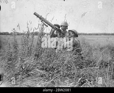 Un pistolet Lewis en action contre les avions survolteur. Zone d'occupation englobant la côte sud et le chenal. L'armée, la marine et l'armée de l'air coopèrent dans l'une des plus grandes batailles fictives qui se sont déroulées dans ce pays depuis la guerre. La terre rouge est attaquée par le bleu. Une batterie anti-avion de la batterie bhurtpore, en action contre l'attaque d'un avion près de Fareham Hampshire, montrant Shight- Finder au premier plan. Tous les équipages sont masqués de gaz. 14 juillet 1937 Banque D'Images