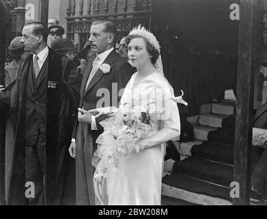 Le mariage de M. Henry Trotter, fils du colonel et de la Dame Edith Trotter, à Mlle Rona Murray a eu lieu à l'église Saint-Marc, rue North Audley. La mariée a reçu un cadeau de mariage de la Duchesse de Gloucester. 12 juillet 1937 Banque D'Images