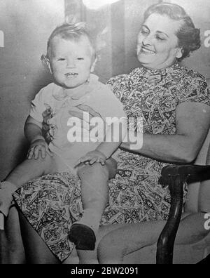 La grand-mère devient la mariée de la duchesse du premier mari de Windsor. Le commandant, Earl Winfield Spencer de la Marine des États-Unis, premier mari de la duchesse de Windsor, a été marié à Los Angeles à Mme Norma Reese Johnson. La mariée, dont l'âge a été donné comme 43 ans, est la veuve d'un fabricant de Detroit. Elle est grand-mère. Photos, Mme Norma Reese Johnson, mariée de Cmdr Earl Winfield Spencer, avec un jeune petit-fils, Dell Myron Wade III, chez elle près de Los Angeles, une photo vient d'être reçue. 5 juillet 1937 Banque D'Images