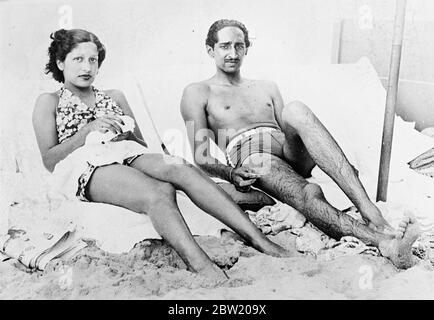 Maharanai d'Indoore, épouse du Maharaja d'Indore, âgée de 22 ans, meurt à l'hôpital suisse Samadan après une opération du Dr Rappauer. Le couple royal photographié sur la plage de Waikiki, Honolulu. [Yashwant Rao Holkar II] 14 juillet 1937 Banque D'Images