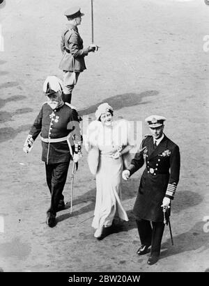 Le roi et la reine ont inspecté d'anciens militaires, dont certains avaient été paralysées, de sept comtés galloises lorsqu'ils ont déposé une couronne dans le Monument commémoratif du pays de Galles, à Alexandra Gardens Cathays Park Cardiff. 14 juillet 1937. Banque D'Images