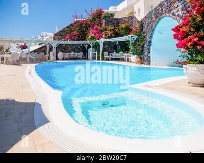 Piscine sur terrasse dans une maison traditionnelle de grotte blanche sur l'île de Santorini. Santorin, Cyclades, Grèce. Banque D'Images