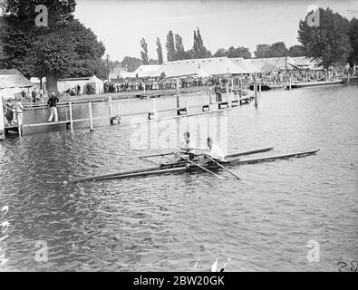 Austrian remporte Diamond Sculls de Canadian à Henley. J Hasenohrl de Ruderverein 'Ellida', Autriche, un des sculptins de diamant de F T Coulson du Canada le dernier jour à la régate royale de Henley. Photos, J Hasenohrl étant félicité par F T Coulson après sa victoire. 3 juillet 1937 Banque D'Images