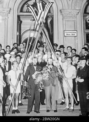 J. Hasenohrl, vainqueur autrichien des Diamond Sculls à Henley Regatta, a reçu un accueil cérémonial à son retour à Vienne. Le gagnant (à gauche) sous une archielle de sculpts à son arrivée accompagné de M. Paul Otto Klossy, chef de file autrichien des sports nautiques. 10 juillet 1937 Banque D'Images