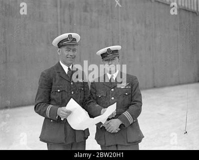 Le capitaine A. S. Wilcockson (à droite) et le premier officier G. H. Bowes étudient la route de l'Atlantique à Hythe, Southampton, en préparation pour le premier passage transatlantique commercial expérimental effectué par le bateau volant Caledonia la semaine prochaine (24 juin). 18 juin 1937 Banque D'Images