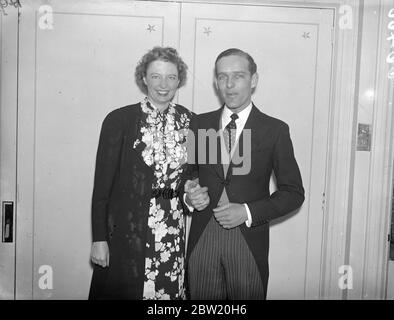 Après que Heavy ait eu la calvitie de proposer le mariage au Club des Bachelors - et à y être accepté - M. Robert Arbuthnott Hunter, 26 ans diplômé d'Oxford, avocat et homme de ville, sera marié à Londres la semaine prochaine à Miss Melanie Grant, 23 ans, Fille de M. et de Mme William Grant de Denver, Colorado, Etats-Unis. Une amende de deux guinéens existe encore pour les membres du Club de Bachelor bien que le club ait jusqu'à présent rompu avec la tradition d'avoir une annexe pour les femmes. Dans le passé, un membre du Club qui s'est marié a dû subir la perte de l'adhésion et de 100 £ amende. 10 juillet 1937 Banque D'Images