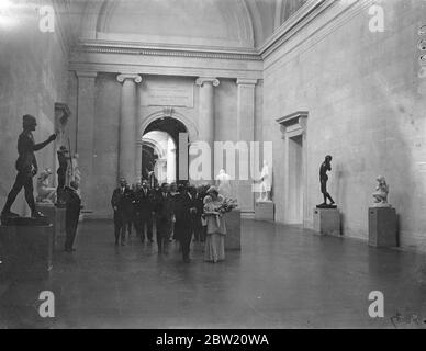 La nouvelle Galerie Tate que le Roi et la Reine ont ouverte aujourd'hui (mardi). La galerie de sculptures, qui a été présentée par Lord Duveen, donne une vue architecturale de près de 500 pieds de long et est le plus grand hall de sculpture au monde. Le Roi et la Reine inspectent la nouvelle salle de sculpture. 29 juin 1937 Banque D'Images