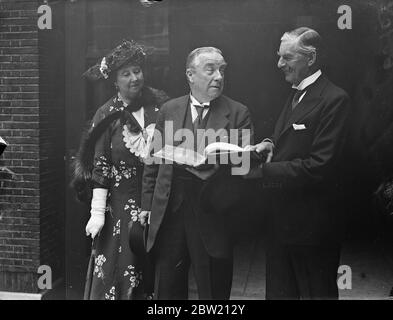 L'ancien et l'ancien Premier échangent des sourires. Volume des hommages présentés à Earl Baldwin. M. Neville Chamberlain, Premier ministre, a présenté à Earl Baldwin, un volume contenant environ 550 résolutions, un hommage rendu par les associations conservatrices locales lors d'une réunion du Conseil central du parti dans Friends House, Euston Road. Une telle présentation de l'ensemble du parti à un chef conservateur à la retraite n'a jamais été faite auparavant. À la réunion, Earl Baldwin a pris ses adieux du parti conservateur. Spectacles de photos, Earl Baldwin et Neville Chamberlain, souriant les uns aux autres pendant qu'ils examinent le rp Banque D'Images