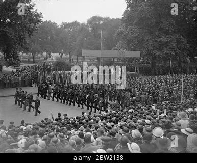 Le roi, accompagné de la reine, a fait la plus grande revue des anciens militaires jamais tenue en Angleterre quand il a inspecté 80,000 vieux soldats et a pris le salut à une heure de marche passé. Le détachement de toutes les parties du pays a défilé et la compagnie des anciens combattants de la guerre des Boers et 200 hommes aveugles à la guerre ont pris part. 27 juin 1937 Banque D'Images