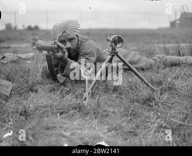 Le Cpl indien est en compétition pour le prix de la Reine à Bisley. La réunion de Coronation de l'Association nationale des fusils à Canon, 'Imperial quinzaines', s'est ouverte à Bisley. Des Mark de toutes les parties de l'Empire britannique, ainsi qu'une équipe américaine qui se présentera pour le trophée petit calibre du général Pershing, qui prendra part à la compétition. Expositions de photos, Cpl Gurdas Singh, du 2/15e Régiment du Pendjab, qui a tiré au concours de prix de la Reine. 5 juillet 1937 Banque D'Images