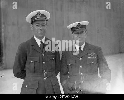 Le capitaine A. S. Wilcockson (à droite) et le premier officier G. H. Bowes de Hythe, Southampton, où ils se préparent pour le premier passage transatlantique commercial expérimental à faire par le bateau volant Caledonia la semaine prochaine (24 juin). 18 juin 1937 Banque D'Images