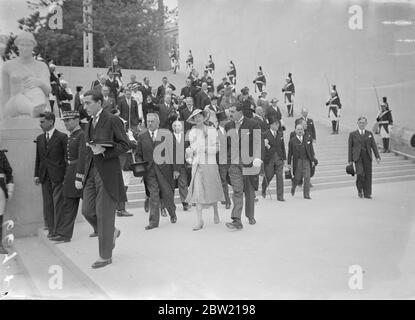 Grant Duchess, de Luxembourg, et son consort, le Prince Felix, sont en visite à Paris pour l'exposition internationale. Sur les marches du bâtiment Trocadéro de l'expédition, de gauche à droite : M. Edmund Labbe, Commissaire général de l'exposition, Grand Duchesse Charlotte, M. Max Hymans, Ministre de l'exposition. 22 juillet 1937 Banque D'Images