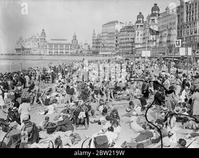 La foule de vacances rivalise avec n'importe quelle scène dans une station anglaise, en faisant le point sur la plage d'Ostende, en Belgique. En arrière-plan est le Kursaal à partir duquel de nombreux concerts ont été diffusés en Angleterre. 14 août 1937. Banque D'Images