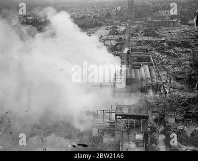 La fumée qui s'est déclarée au feu du Crystal Palace qui a été vu pendant des kilomètres autour, s'est éclate parmi les ruines. Il s'est produit dans l'ancienne école d'art, la bibliothèque et la patinoire, qui, à part les tours nord et sud avec seulement des portions laissées debout par le grand feu de novembre. 19 août 1937. Banque D'Images