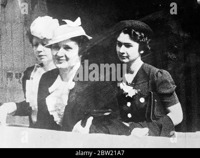 Safi Naz Zulfikar, 16 ans [future reine Farida, née Safinaz Zulfimar], fille (à droite) de Youssef Bey Zulfikar, conseiller à la Cour égyptienne, deviendra la mariée du roi Farouk d'Égypte, 17 ans. La mère de la mariée à être est Lady Zeinab Hanem, (au centre) fille de Said Pasha, ancien Premier ministre et est une grande amie de la reine-mère égyptienne, à qui elle est Dame en attente. 29 août 1937 Banque D'Images