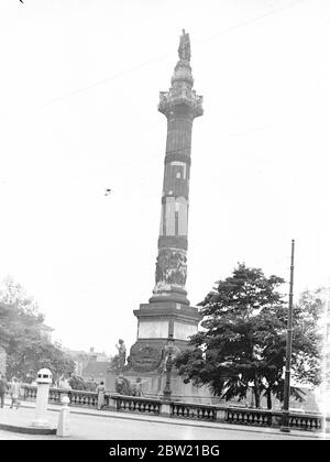 La colonne du Congrès (colonne du Congrès¨) sur la place du Congrès¨, Bruxelles, Belgique. Il commémore la création de l'Etat belge et de la constitution par le Congrès national entre 1830 et 1831. Il a été érigé à l'initiative de Charles Rogier, selon un dessin de Joseph Poelaert, inspiré par la colonne de Trajan à Rome, est renversé par la statue du roi Léopold I. août 1937 [?] Banque D'Images