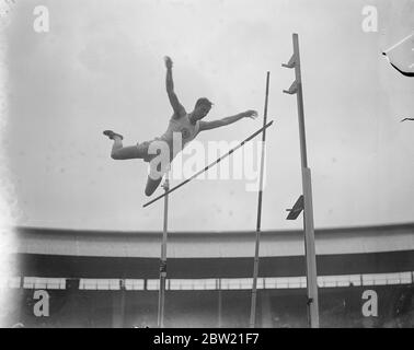 La Grande-Bretagne a rencontré l'Allemagne lors d'une rencontre sportive internationale au stade White City, à Londres. Weston (Grande-Bretagne) pole Vault. 14 août 1937. Banque D'Images