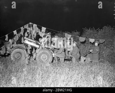 Un canon camouflé - appartenant à la 82e batterie de champ en action. Tout au long d'une nuit, une lutte féroce à laquelle participent des chars et de l'artillerie a fait rage pour Rivey Hill près de Balsham, Cambridgeshire. Dans la guerre de l'Angilan de l'est, Eastland a fait une attaque à l'aube avec l'artillerie de la 2e division et le corps de chars royal du 4e Bataillon. 27 août 1937 Banque D'Images