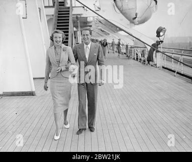 Evelyn Laye (Mme Frank Lawton) et Adele Dixon (Mme Schwaiger), l'actrice de comédie musicale, ont quitté Southampton sur la reine Mary pour se présenter dans un nouveau spectacle musical à New York. Adele Dixon avec son mari, M. Schwaiger, au départ de Southampton. 1er septembre 1937 Banque D'Images