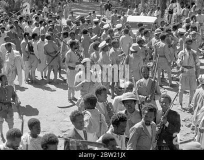 Guerre éthiopienne italienne , 1935 -1936 le bombardement du village éthiopien de Dessye par des avions italiens. Troupes éthiopiennes armées au village . 9 décembre 1935 Banque D'Images