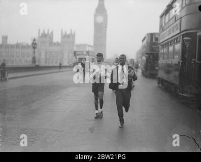 George Cummings peu après le début de la marche de Londres à Brighton organisée par le club de marche de Surrey a commencé de Big Ben à 7 heures, Westminster, avec 24 concurrents. Parmi les concurrents, Harold Whitlock, champion olympique et vainqueur depuis trois ans, et George Cummings, champion de la Guyane britannique, qui a parcouru 4000 miles pour participer. 4 septembre 1937. Banque D'Images