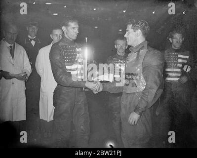 Jack Milne (à gauche) de Pasadena, Californie, et New Cross, Londres a remporté le championnat du monde de course au stade Wembley. Un autre californien Wilbur Lamereaux, est deuxième et Cordy Milne, le frère de Jack, troisième. Une foule record de 85,000 personnes a regardé la course. De gauche à droite : les trois Américains : Wilbur Lamereaux, Jack Milne et Cordy Milne. 3 septembre 1937 Banque D'Images