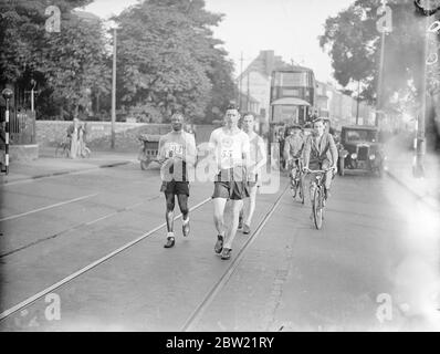 Harold Whitlock (à droite) le champion olympique et vainqueur des trois dernières années, dirigé à Streatham Common dans la promenade annuelle de Londres à Brighton organisée par le club de marche de Surrey. Avec George Cummings, champion des Britanniques Guians, qui est venu 4000 miles pour concourir et E.A. Jury du club de sport Southdown Motors. 4 septembre 1937. Banque D'Images