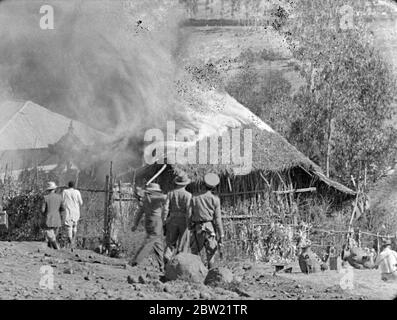 Guerre éthiopienne italienne , 1935 -1936 le bombardement du village éthiopien de Dessye par des avions italiens. Cabanes de village au feu .. 9 décembre 1935 Banque D'Images