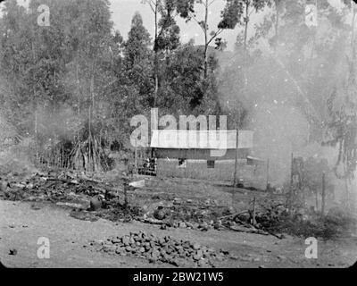 Guerre éthiopienne italienne , 1935 -1936 le bombardement du village éthiopien de Dessye par des avions italiens. Bâtiments en feu. 9 décembre 1935 Banque D'Images