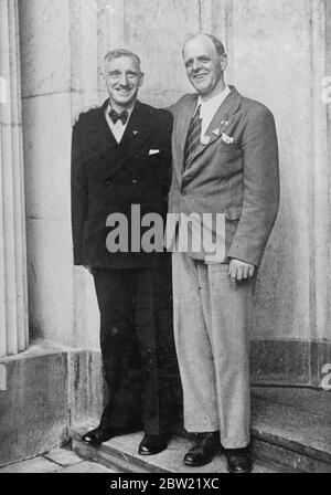 MR I.R Etheridge (à droite) avec Herr Kloppel. Rappelant les plus palpitantes missions navales de la Grande Guerre, deux anciens militaires de l'équipage de Sydney et d'Emden. En 1914, le croiseur australien Sydney a capturé et coulé en défaisant le croiseur allemand Emden qui avait coulé de nombreux navires britanniques. 6 septembre 1937. Banque D'Images