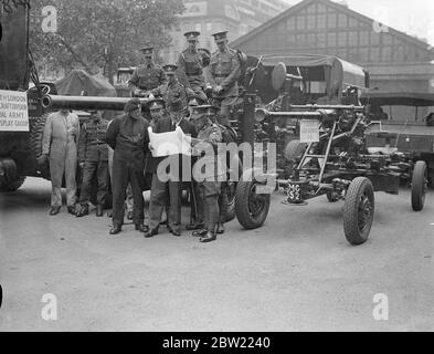 Recrutant pour la défense de Londres contre les attaques aériennes, des hommes de la 51e Brigade anti-aéronautique ont quitté le duc du quartier général de york à Chelsea pour faire une marche de jour dans le sud de Londres. 6 octobre 1937. Banque D'Images